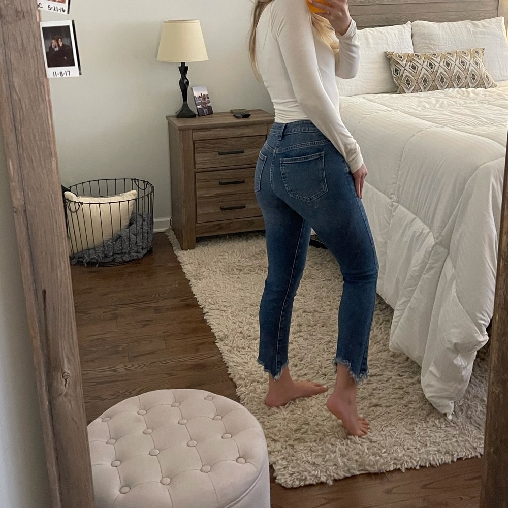 Medium rise frayed ankle jeans